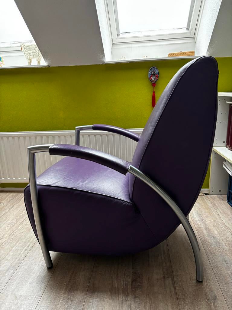 Stijlvolle paarse fauteuil met metalen frame, Ophalen of Verzenden, Gebruikt, Leer, 75 tot 100 cm