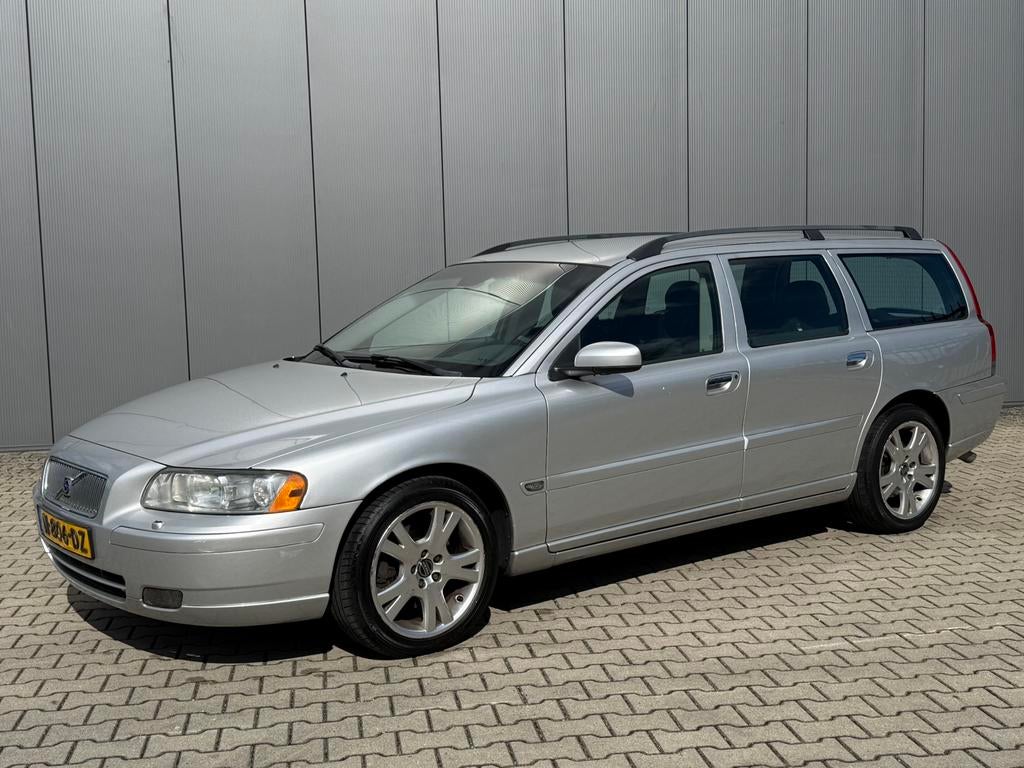 Volvo V70 2.4 170PK AUT/ LEER / CRUISE / Trekhk / YOUNGTIMER, Auto's, Volvo, Euro 5, 1800 kg, Zwart, Lichtsensor