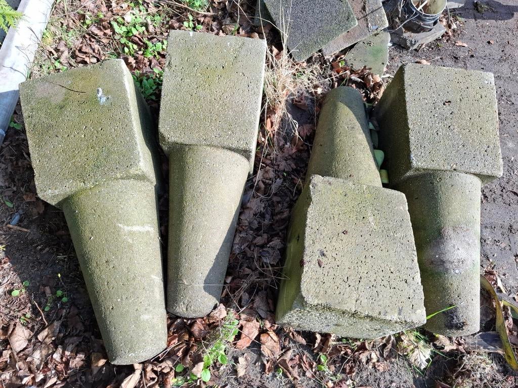 4 betonnen palen, Ophalen