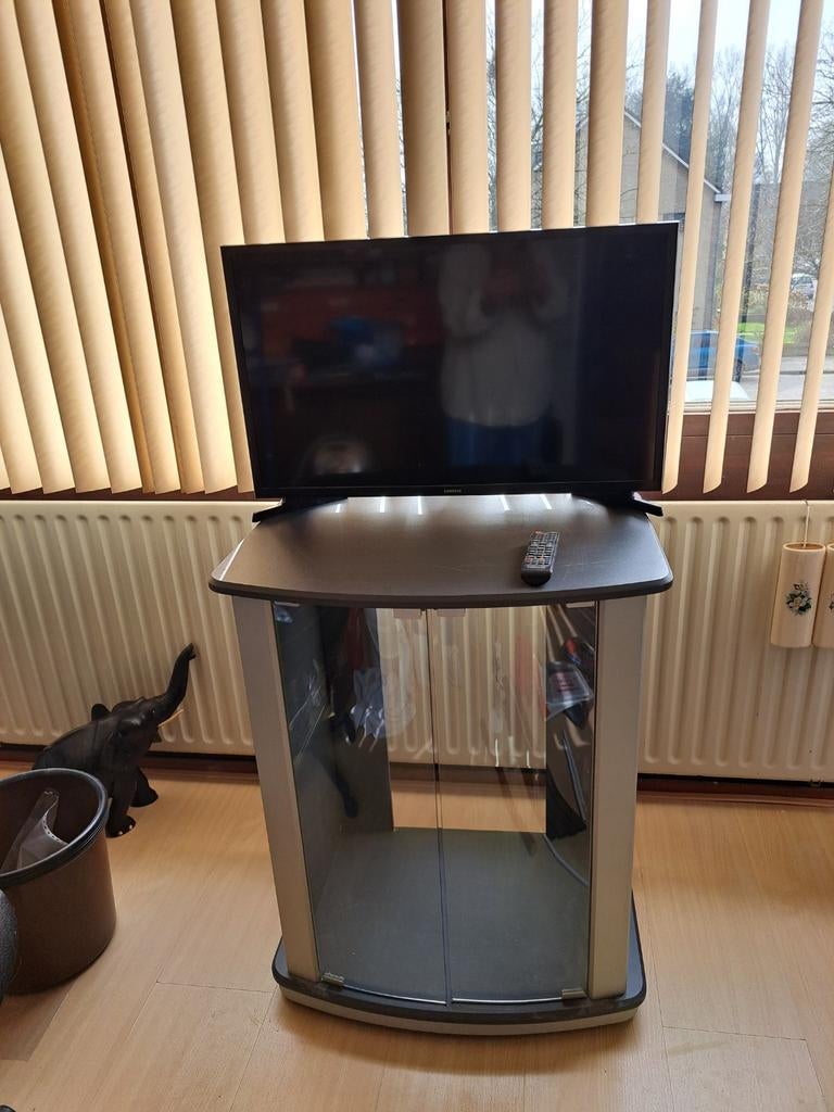 Kastje met tv, Ophalen of Verzenden