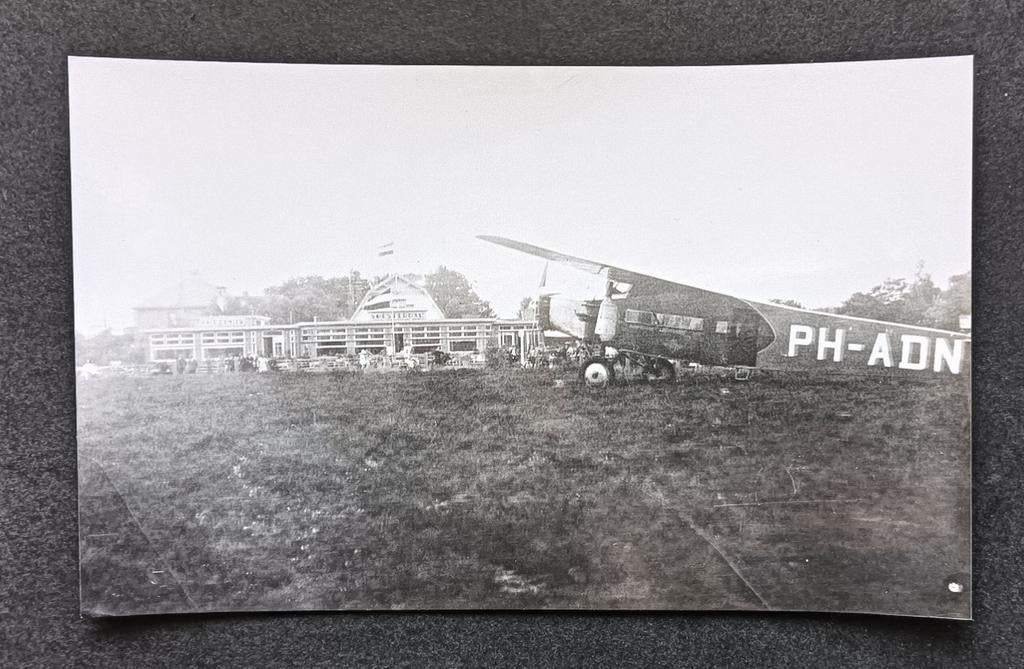 Soesterberg met KLM Fokker F.7a PH-ADN tussen 1929 en 1936, Verzamelen, Luchtvaart en Vliegtuigspotten, Ophalen of Verzenden, Gebruikt