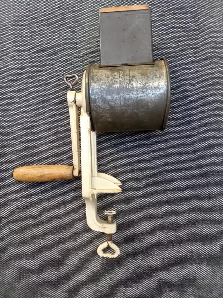 Oude antieke noten- of kaasraspmolen, eind jaren '40., Ophalen of Verzenden