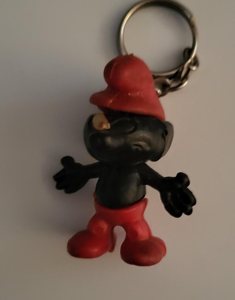 Vintage Smurf Sleutelhanger - Zwarte Smurf met Rode Kleding, Ophalen of Verzenden, Gebruikt, Knuffel of Figuurtje