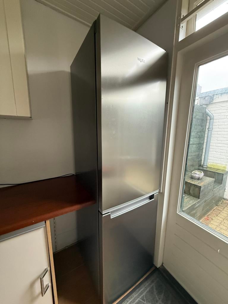 Mooie en zuinige RVS Wirlpool koelvries combinatie 162kwh, Ophalen, 200 liter of meer, Met aparte vriezer, 160 cm of meer