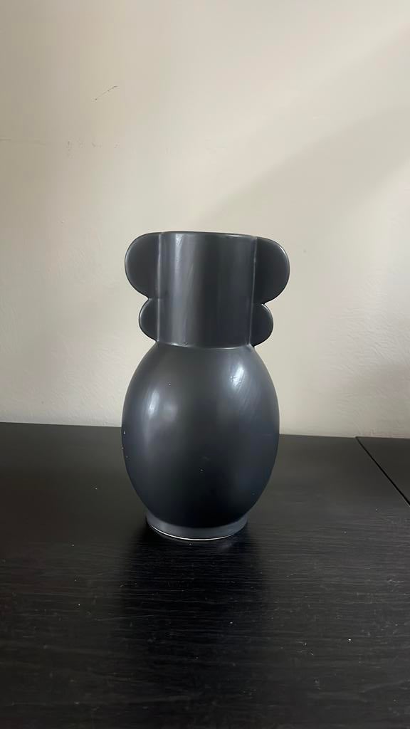 Zwarte design vaas – modern sculpturaal – matte look –, Ophalen of Verzenden, ., ., .