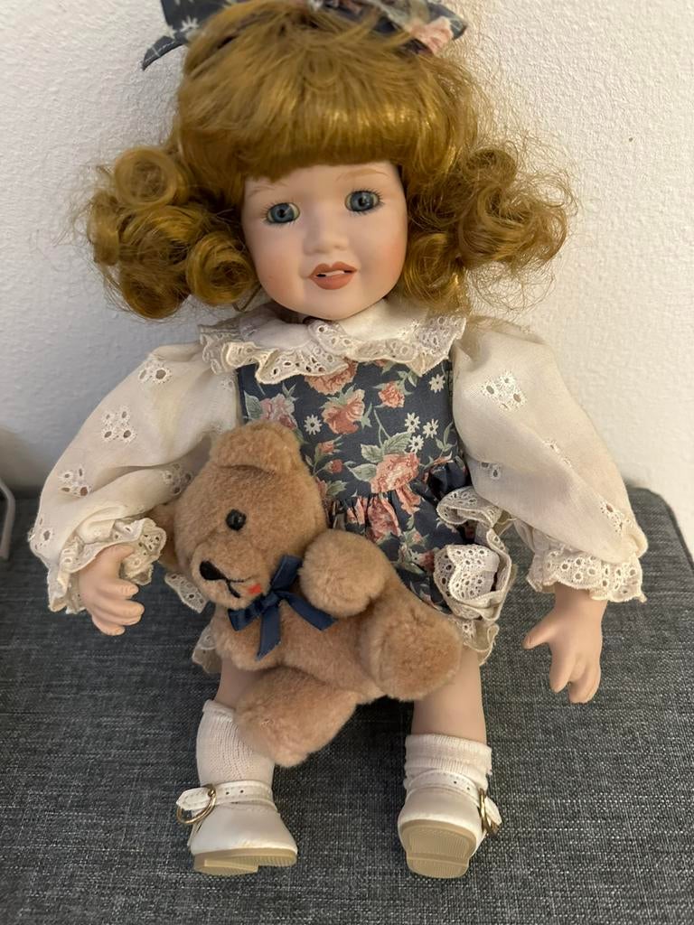 Porselein popje met beertje, Ophalen of Verzenden, Gebruikt, Pop