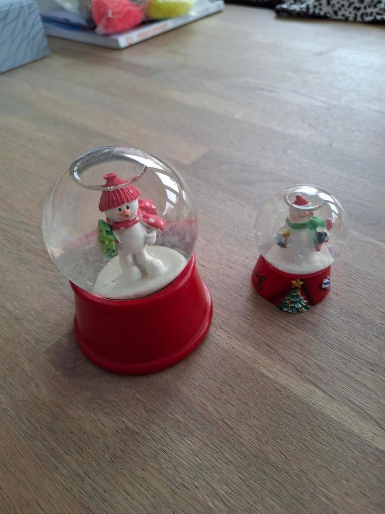 2x glitterbal/sneeuwbol sneeuwpop Kerst, Diversen, Kerst, Ophalen of Verzenden, Gebruikt