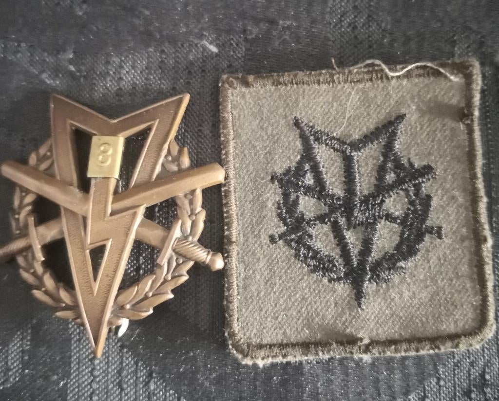 2x MLV speld met cijfer 8, Verzamelen, Verzenden, Landmacht, Nederland, Embleem of Badge