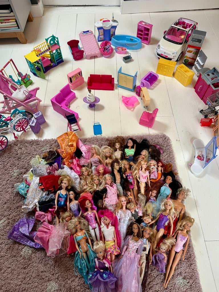 Grote Barbie verzameling met kleding en inrichting voor huis, Ophalen of Verzenden, Gebruikt, Barbie