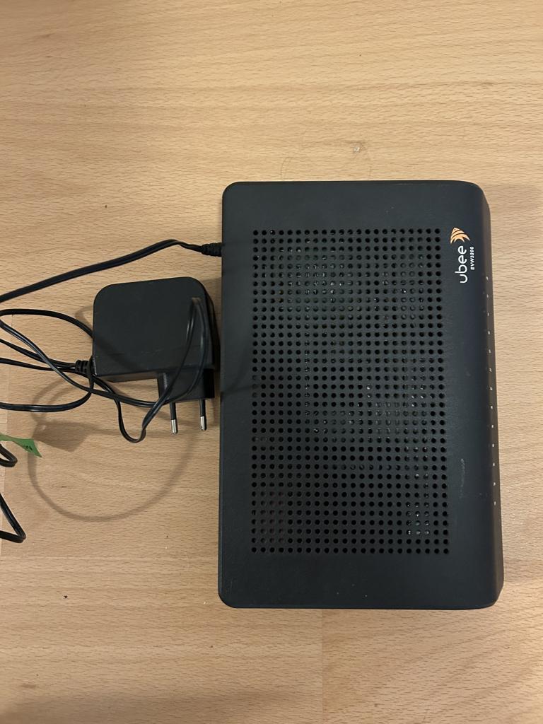 UBEE EVM3200 kabel modem, Computers en Software, Routers en Modems, Zo goed als nieuw, Router met modem, Ophalen of Verzenden