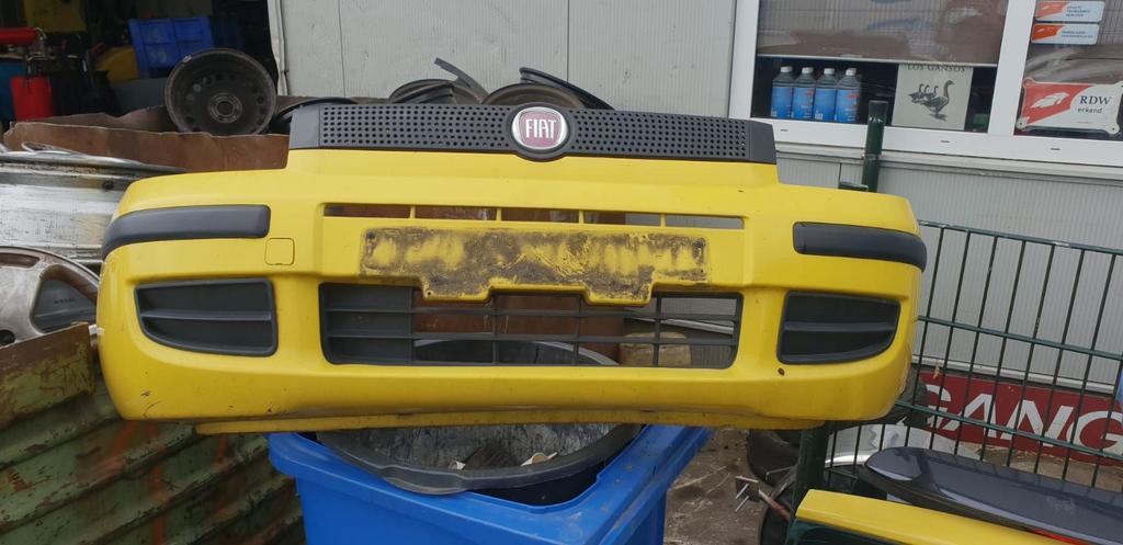 FIAT PANDA VOORBUMPER +GRIL  BJ 2004 TOT 2009, Ophalen of Verzenden, Gebruikt, Voor, Bumper