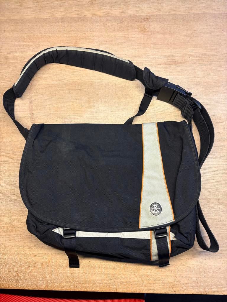 Crumpler Laptoptas 14 Inch. met uitneembare laptophoes, Ophalen of Verzenden, 14 inch, Gebruikt, Schoudertas