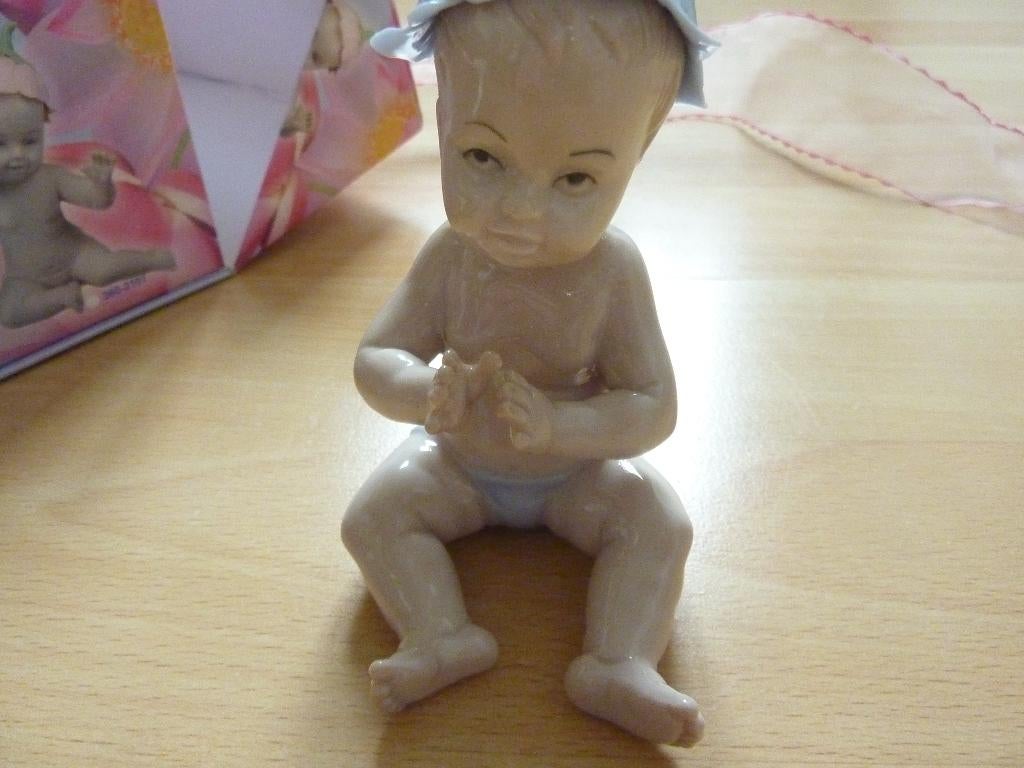 Beeldje van zittende baby Merk Sagrada, Antiek en Kunst, Ophalen of Verzenden