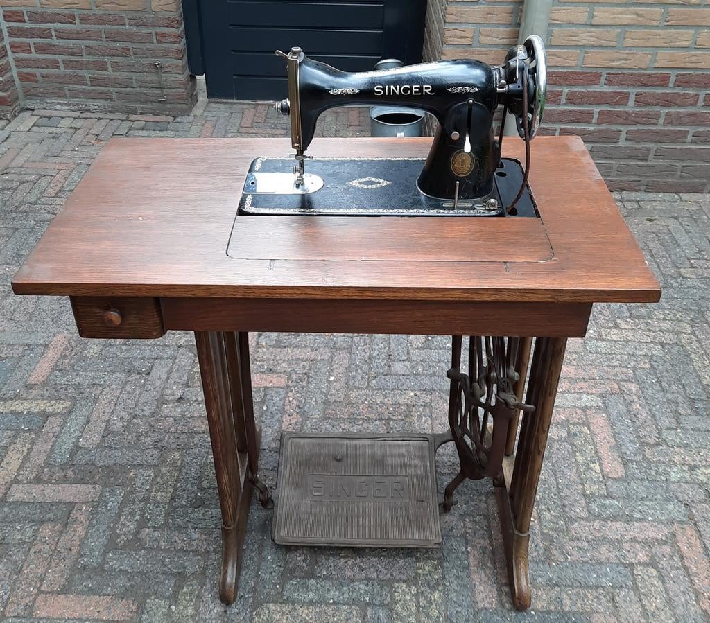 Antieke Singer Trapnaaimachine, Ophalen