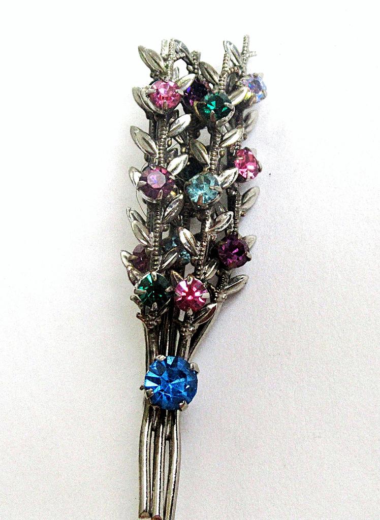 Leuke verzilverde broche met kleuren kristallen., Met kristal, Overige materialen, Ophalen of Verzenden, Zo goed als nieuw