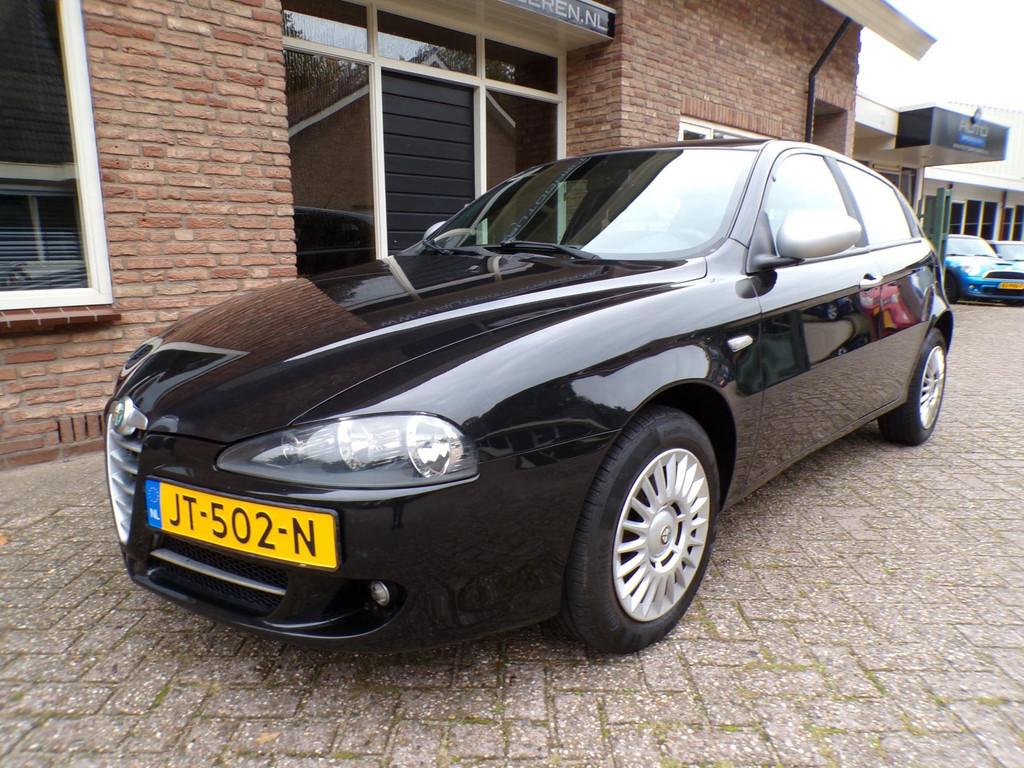 Alfa Romeo 147 1.6 T.Spark Distinctive, Voorwielaandrijving, Stof, Gebruikt, Zwart