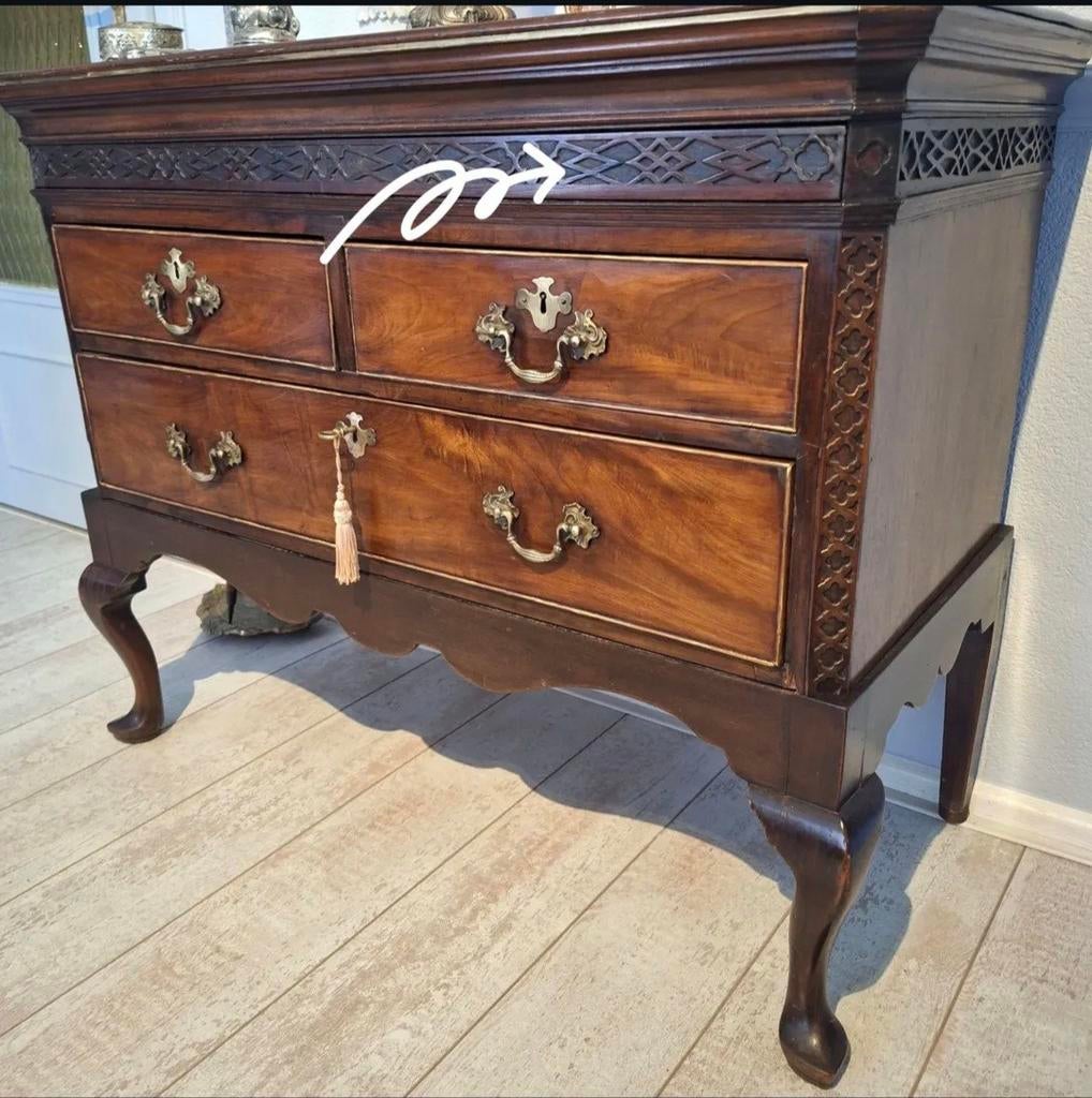 Engelse Mahonie Commode, 18e Eeuw met Geheime Lade, Antiek en Kunst, Antiek | Meubels | Kasten, Ophalen