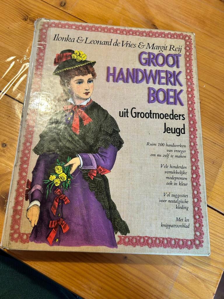 Groot Handwerkboek uit Grootmoeders Jeugd - Haak, Brei, Naai, Boeken, Hobby en Vrije tijd, Gelezen, Breien en Haken, Ophalen
