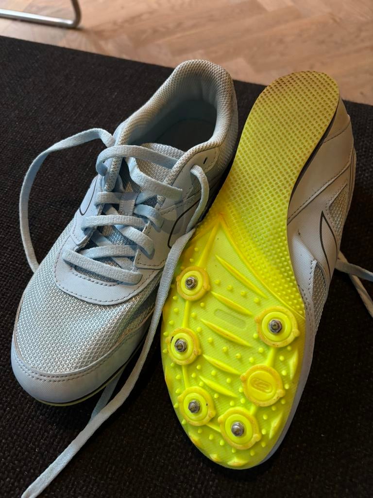 Leuke lichtblauwe spikes van het merk Kalenji, maat 39!, Sport en Fitness, Loopsport en Atletiek, Ophalen, Zo goed als nieuw, Spikes