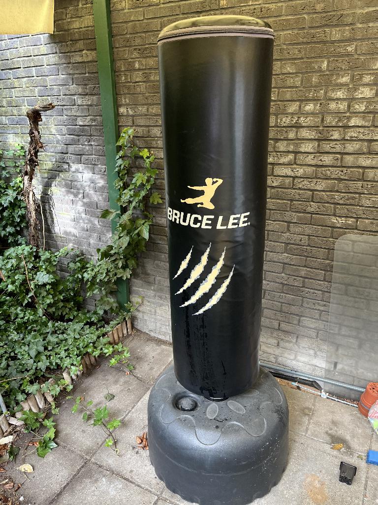 Bruce Lee Signature Staande Bokszak – Zwart, Sport en Fitness, Boksen, Ophalen, Zo goed als nieuw, Bokszak