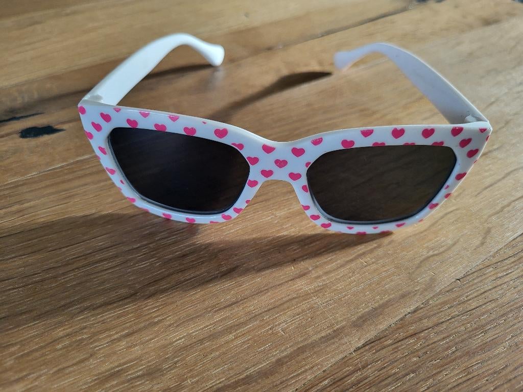 Zonnebril wit met roze hartjes, Ophalen, Gebruikt, Onbekend