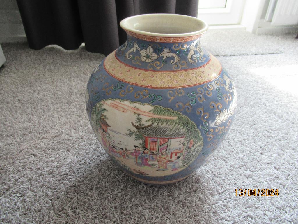 OUDE RONDE BEWERKTE CHINESE VAAS MET BLOEMMOTIEVEN + FIGUREN, Ophalen of Verzenden