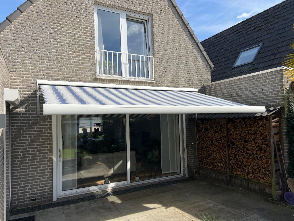 Zonnescherm knikarm 4,5m breed met extra beugels, Tuin en Terras, Zonneschermen, Ophalen, Gebruikt, 150 tot 300 cm, 250 cm tot 450 cm