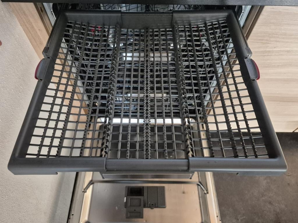 Te koop Whirlpool vaatwasser, Witgoed en Apparatuur, Vaatwasmachines, Ophalen, Minder dan 85 cm, Zo goed als nieuw, Inbouw