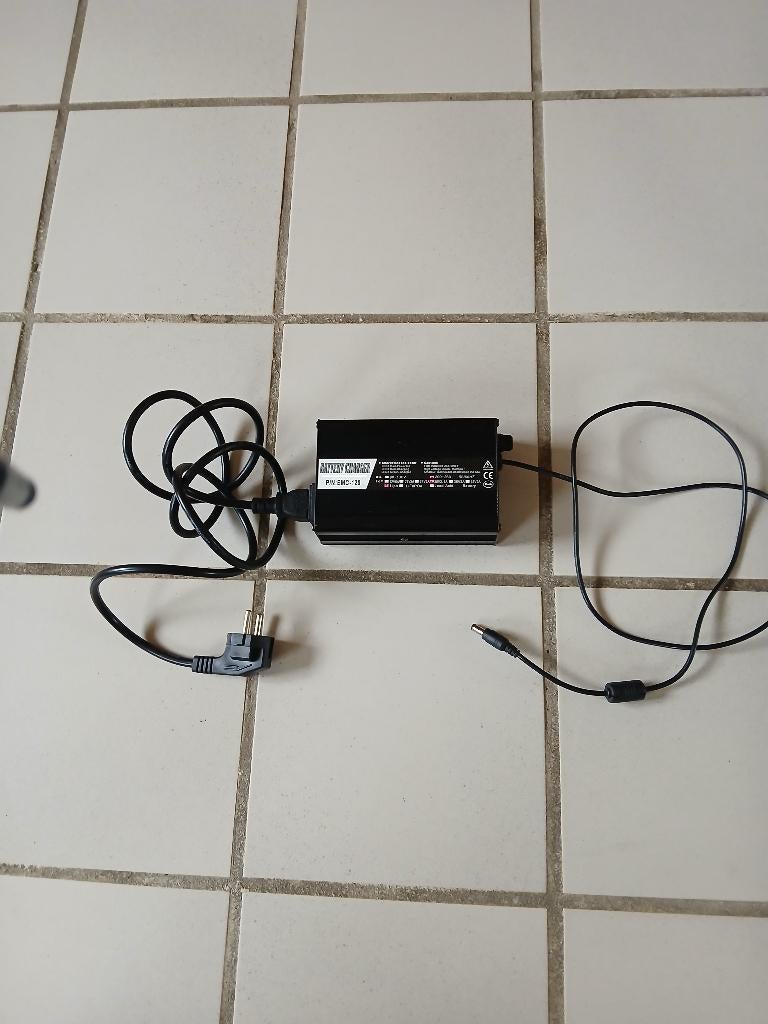 Acculader voor e bike 36V 2,5A, Ophalen of Verzenden, Gebruikt