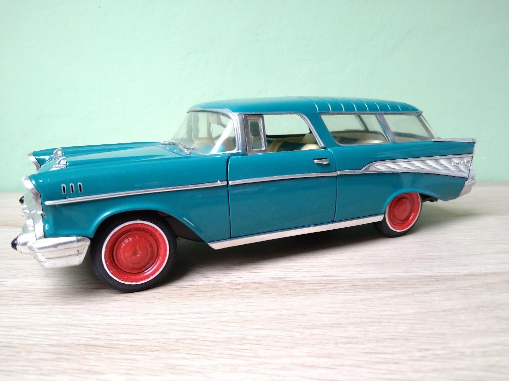 Chevrolet Bel Air Nomad 1957 Custom Road Tough 1:18, Hobby en Vrije tijd, Modelauto's | 1:18, Ophalen of Verzenden, Zo goed als nieuw
