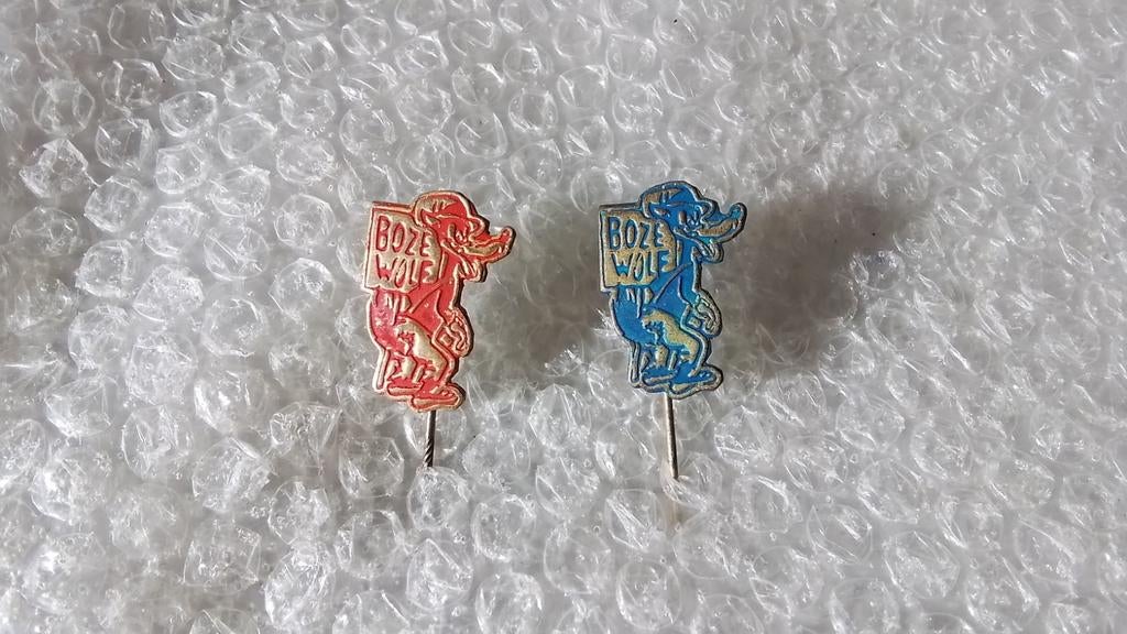 2 verschillende kleuren speldjes boze Wolf, Ophalen of Verzenden, Zo goed als nieuw, Overige onderwerpen