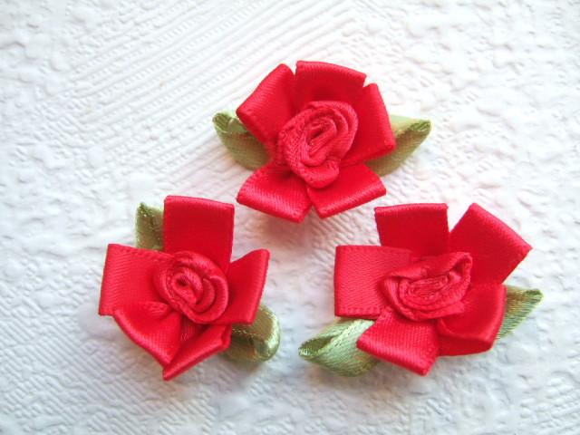 HALVE PRIJS ~Bloem van rood satijn lint op groen blad~2,5 cm, -, -, Overige typen, Nieuw