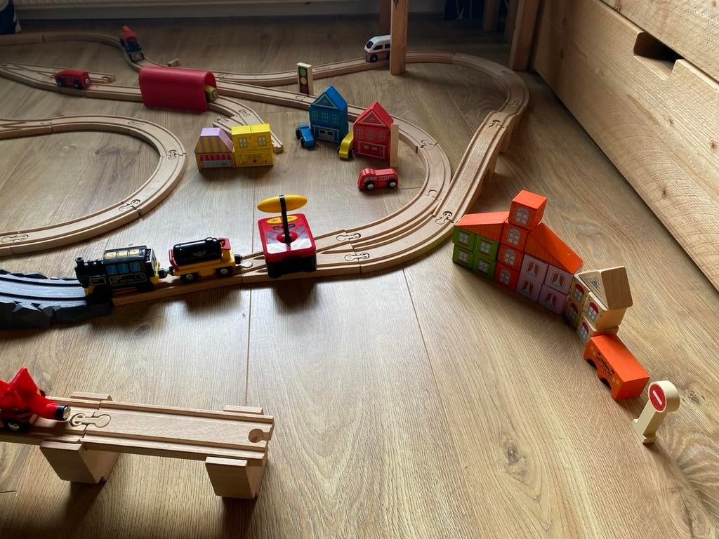 Houten treinbaan met toebehoren, Kinderen en Baby's, Ophalen of Verzenden, Gebruikt, Jongen of Meisje