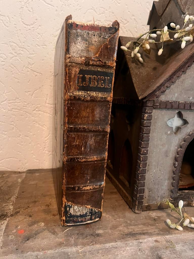 Bijbel oud antiek leren leer kaft 18e of 19e eeuw broxante, Antiek en Kunst, Antiek | Boeken en Bijbels, Ophalen of Verzenden