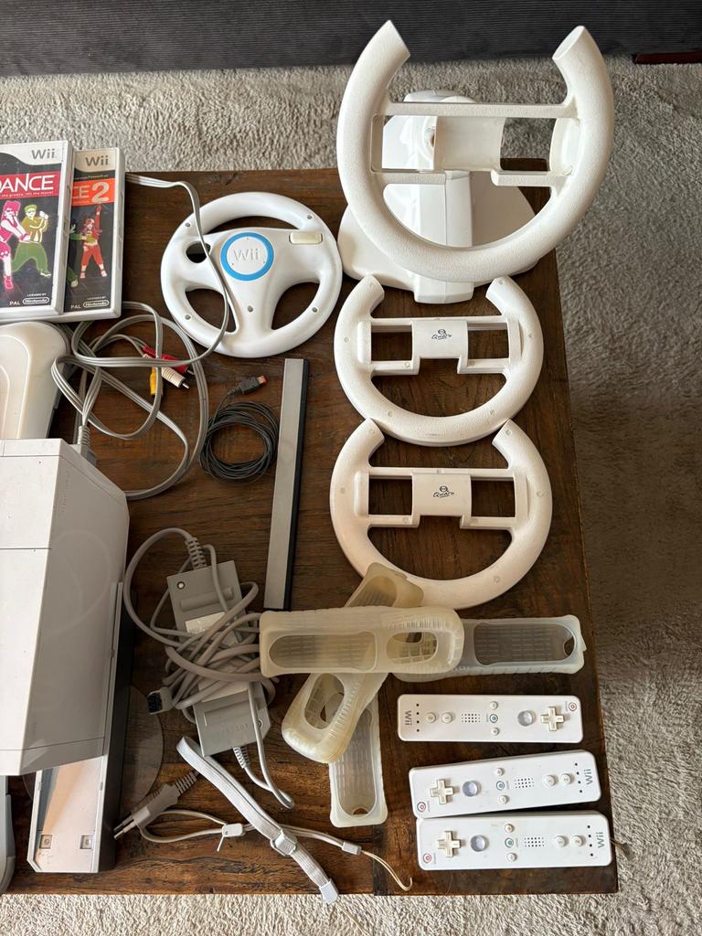 Nintendo Wii compleet met spellen en accessoires, Ophalen, Gebruikt, Met 3 controllers of meer, Met stuurtje