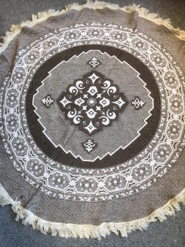 Vintage Rond kleed. Tafelkleed. 160 cm doorsnede, Huis en Inrichting, Ophalen of Verzenden, Beige, Rond, 150 tot 200 cm