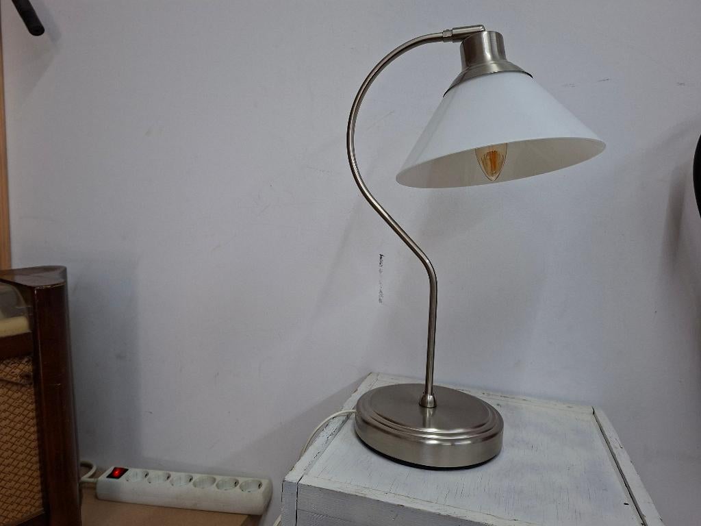 mooie rvs met melkglas design tafellamp, Ophalen of Verzenden, Zo goed als nieuw, Glas, Minder dan 50 cm