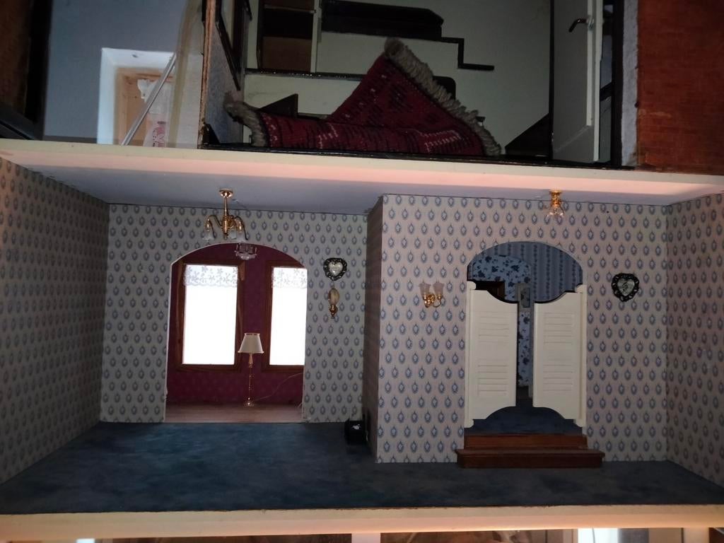 Poppenhuis,poppen kamer, 1 verdieping, met verlichting, Ophalen, Zo goed als nieuw, Poppenhuis