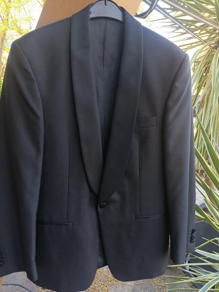 Diepzwarte smoking van Black Tie met strikje, Kleding | Heren, Kostuums en Colberts, Ophalen of Verzenden, Zo goed als nieuw, Maat 46 (S) of kleiner