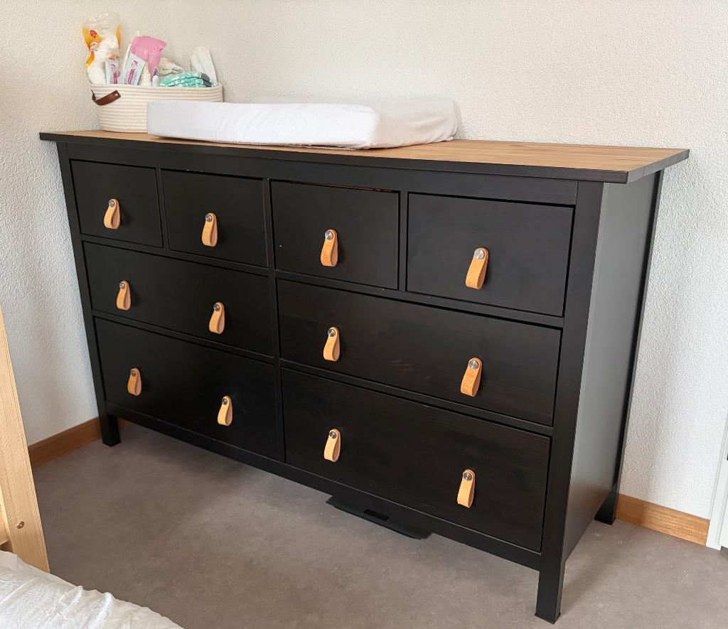 Houten commode Hemnes Ikea met leren grepen, Kinderen en Baby's, Kinderkamer | Commodes en Kasten, Ophalen, 50 tot 70 cm, Voetruimte