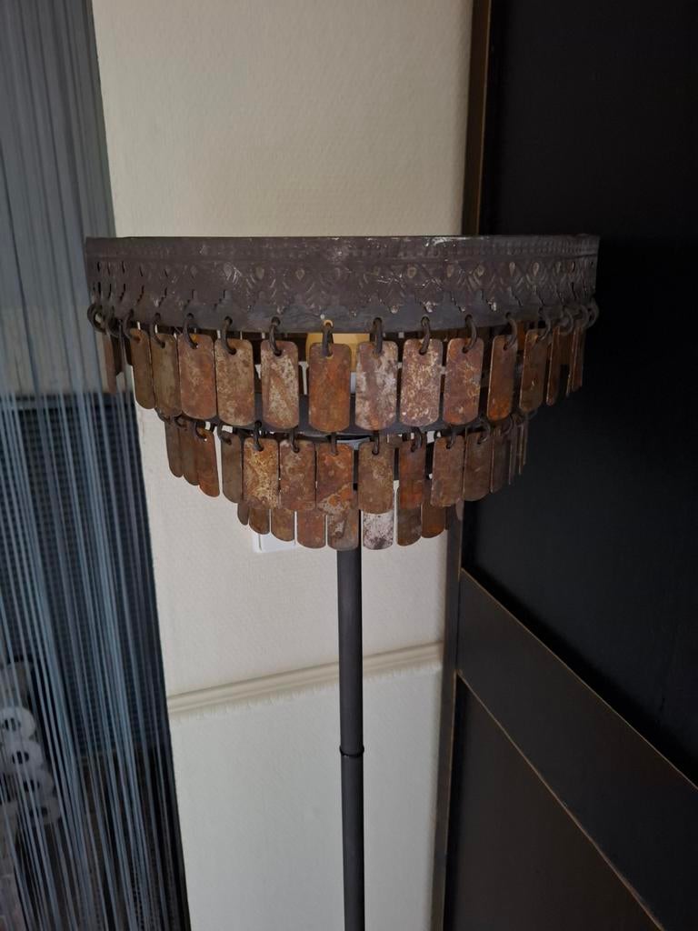 Vloerlamp van Hoffz model Gudha rond verweerd ijzer roest., Ophalen, 100 tot 150 cm, Zo goed als nieuw, Metaal
