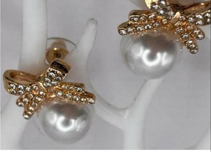 Goudkleurige Strik Oorbellen met Strass en Parelsteentje, Overige materialen, Nieuw, Ophalen of Verzenden, Knopjes of Stekers