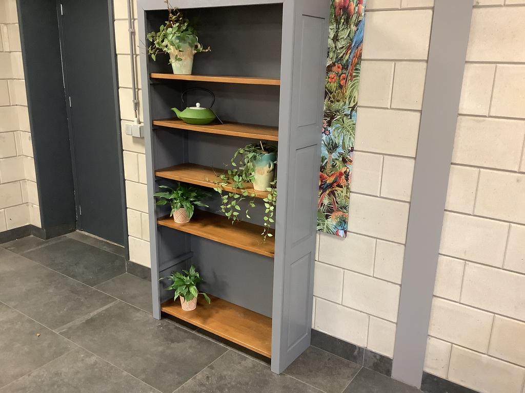 Houten boekenkast / Decoratie kast .Neemt niet veel plek in, Eikenhout, Zo goed als nieuw, 150 tot 200 cm, 25 tot 50 cm