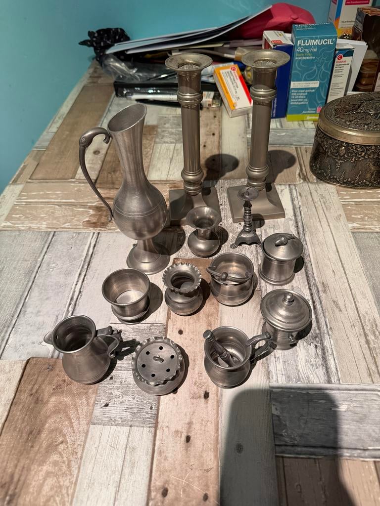 Collectie tinnen kannetjes en kandelaars, Ophalen of Verzenden