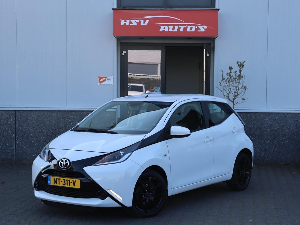 Toyota Aygo 1.0 VVT-i x-play airco LM 4-deurs, Auto's, Voorwielaandrijving, Euro 6, 4 stoelen, Wit