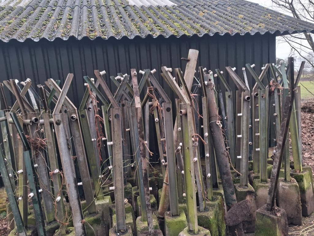 Diverse hekwerkpalen met betonvoet, Ophalen of Verzenden, Gebruikt, IJzer, Overige typen