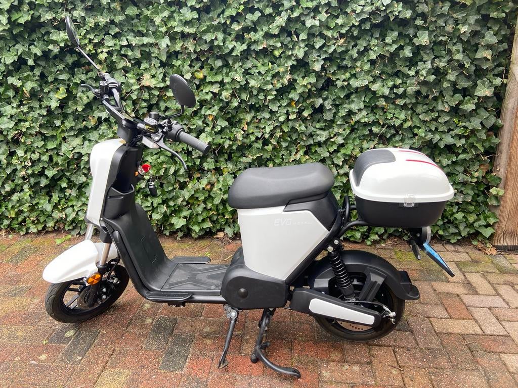 Zo goed als nieuwe elektrische scooter met topkoffer, Fietsen en Brommers, Snorfietsen en Snorscooters, Ophalen, Zo goed als nieuw