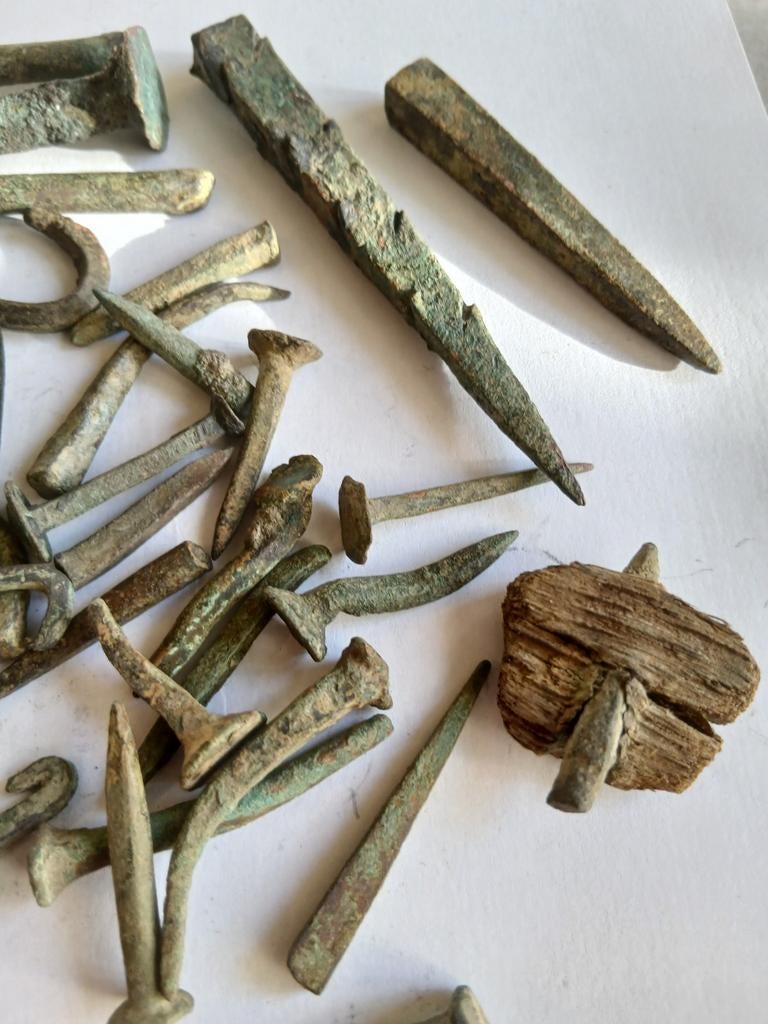 Bodemvondst - bronzen - koperen - nagels - spijkers - antiek, Ophalen of Verzenden, Koper