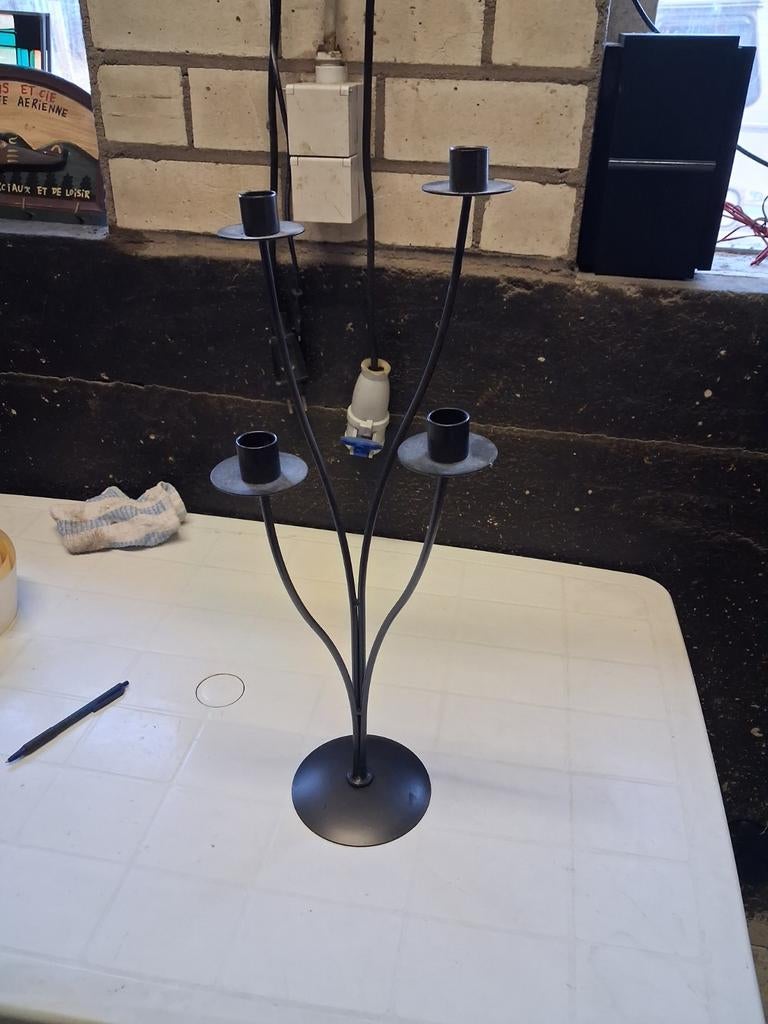 Zwarte metalen kandelaar met vier armen, Ophalen