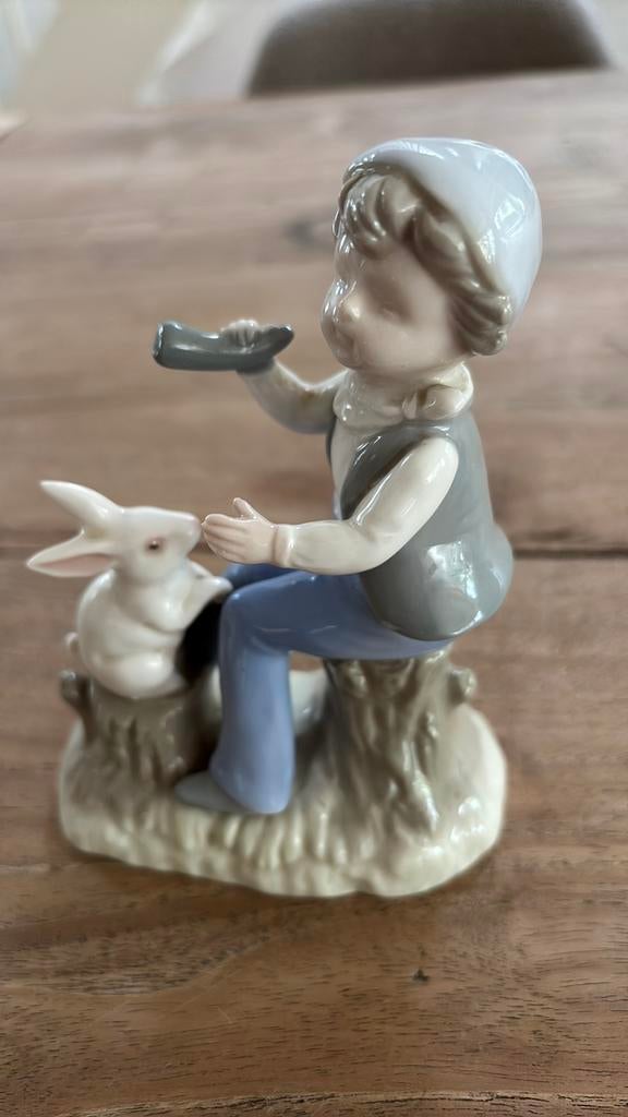 Beeldje porcelein jongen met konijn, Ophalen of Verzenden, Zo goed als nieuw, Mens